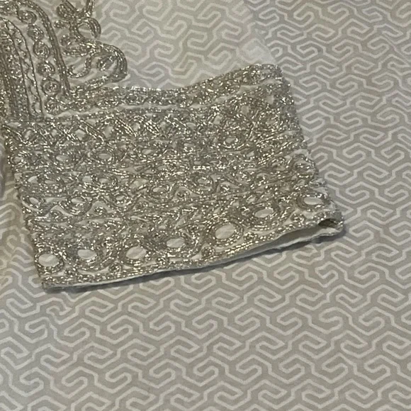 White Embroidered Top- Tunic with keyhole print and embroidered silver sleeves - Picture 5 of 6